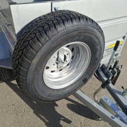RUEDA DE REPUESTO CON SOPORTE